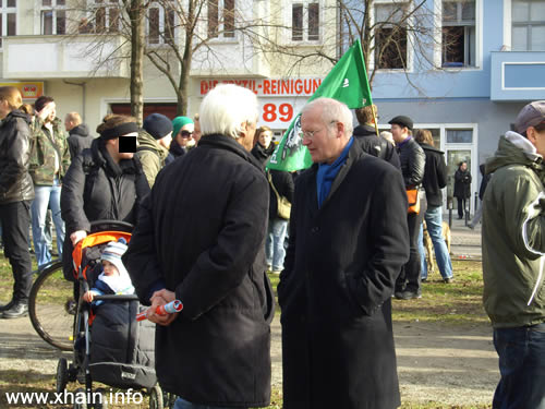 Bürgermeister Franz Schulz, hier mit Christian Ströbele, bekundete den Widerstand gegen Thor-Steinar