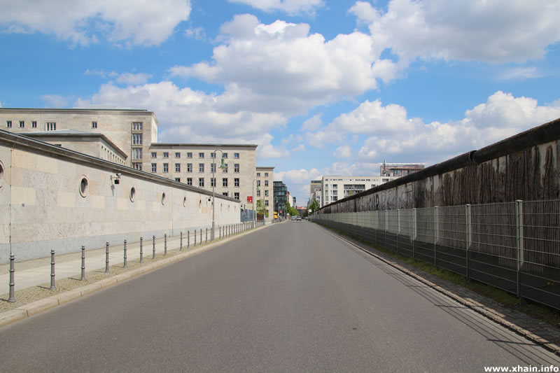 Niederkirchnerstraße, Blickrichtung Zimmerstraße