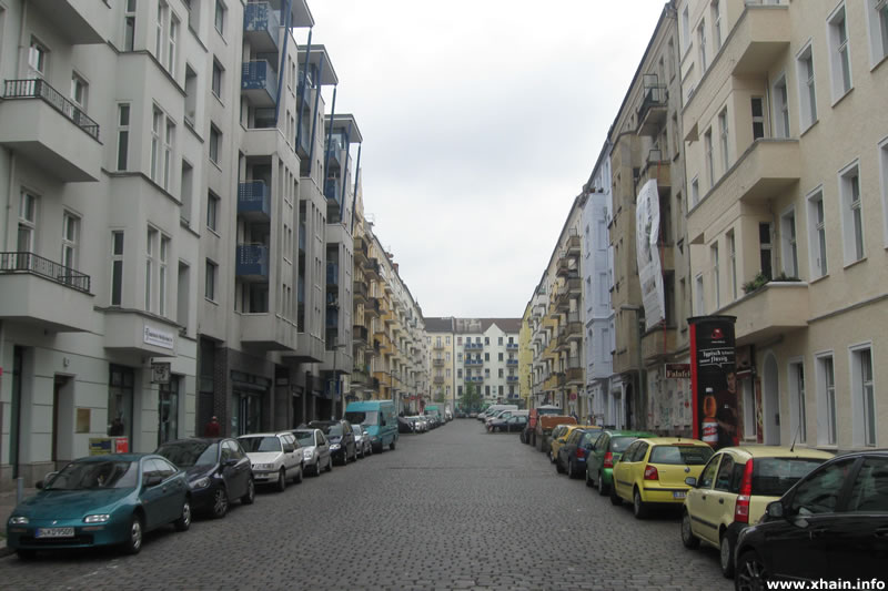Gabelsbergerstraße, Blickrichtung Rigaer Straße (2012) Gabelsbergerstraße, Blickrichtung Rigaer Straße (2012)