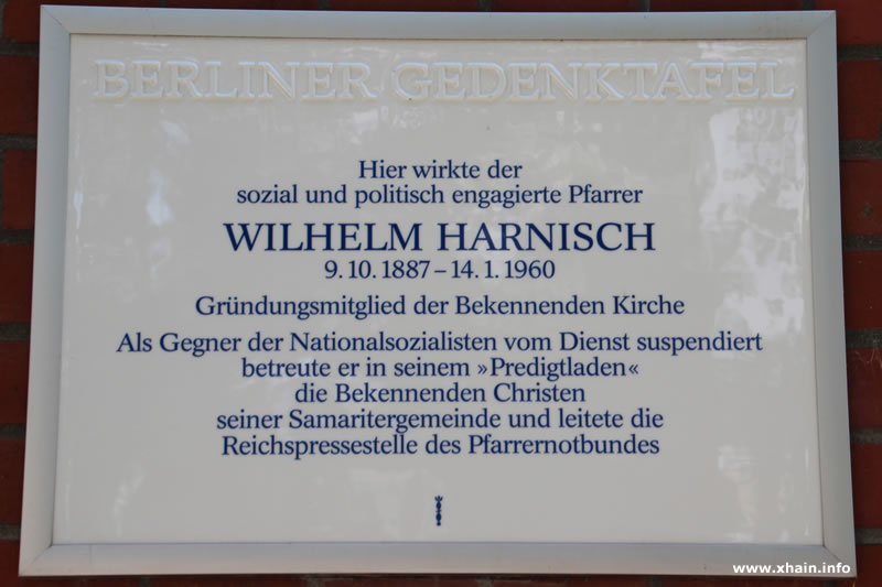 Berliner Gedenktafel für Pfarrer Wilhelm Harnisch an der Samariterkirche in Berlin-Friedrichshain