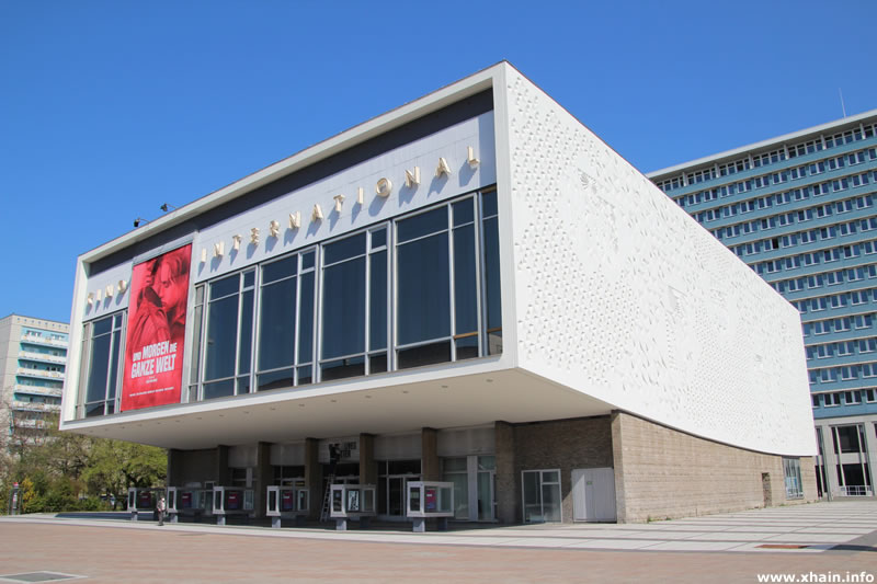 Kino International (Rechts im Hintergrund das Rathaus Mitte)