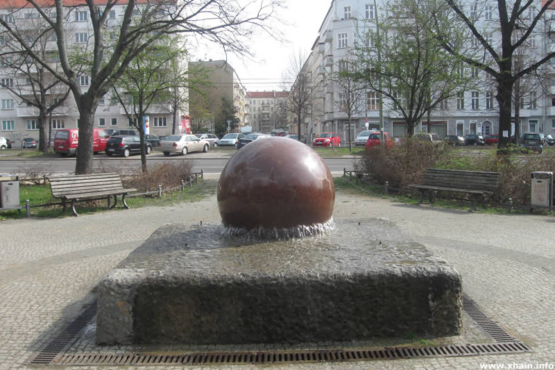 Kugelbrunnen auf dem Petersburger Platz