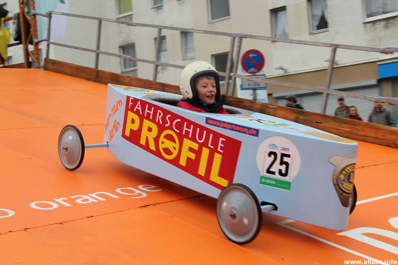 Berliner Seifenkisten-Rennen auf dem Mehringdamm