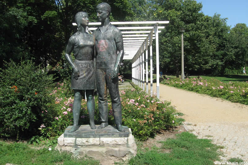 Skulptur Junges Paar von Erwin Damerow (Forckenbeckplatz)